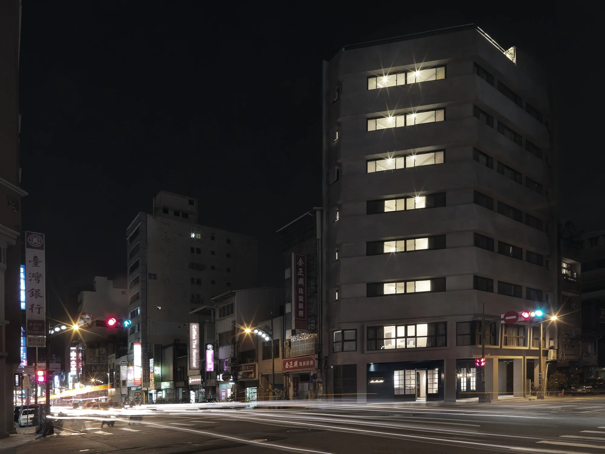 曼特先生建築外觀夜景,位於台灣大道上